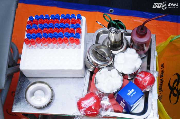 Dụng cụ chuẩn bị cho quá trình lấy máu - Ảnh: Tùng Đinh