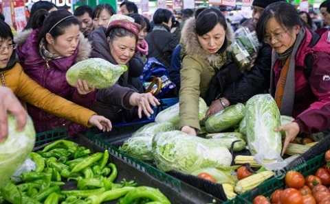 Người dân đua nhau mua hàng tích trữ cho đợt rét kỷ lục Người dân đua nhau mua hàng tích trữ cho đợt rét kỷ lục