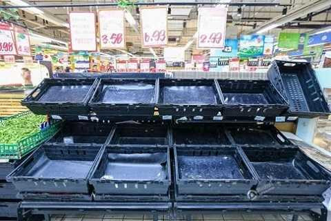 Các kệ đựng thực phẩm luôn trong tình trạng trống trơn Các kệ đựng thực phẩm luôn trong tình trạng trống trơn