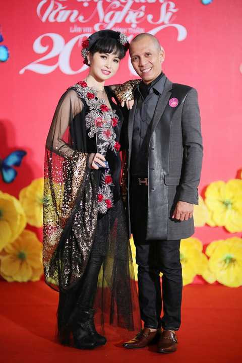 Nghệ sĩ kèn saxophone Minh Tâm Bùi chúc mừng ca sĩ Trang Nhung đoạt giải trang phục ấn tượng