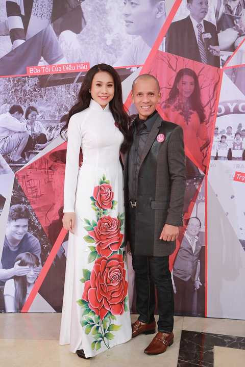 Nghệ sĩ kèn saxophone Minh Tâm Bùi thanh lịch cạnh diễn viên Hồ Bích Trâm thướt tha trong tà áo dài