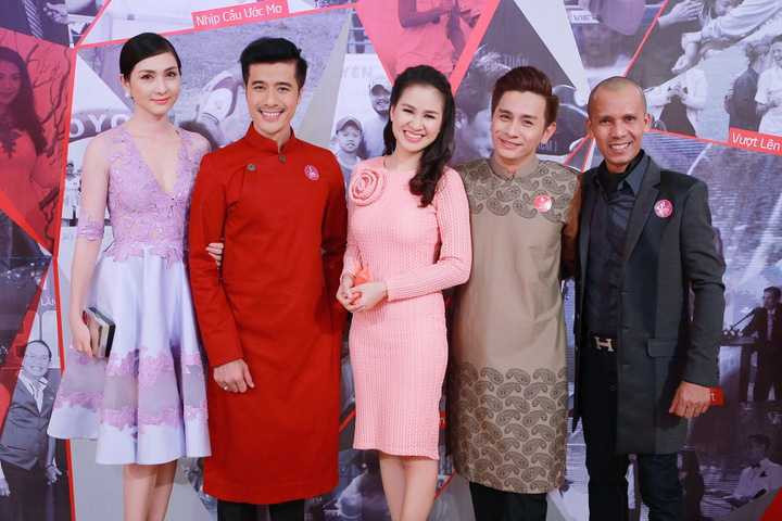 Từ trái qua: Hoa hậu điện ảnh Mai Mai, diễn viên Quang Thảo, MC Ngọc Hương, Đình Toàn và nghệ sĩ kèn saxophone Minh Tâm Bùi