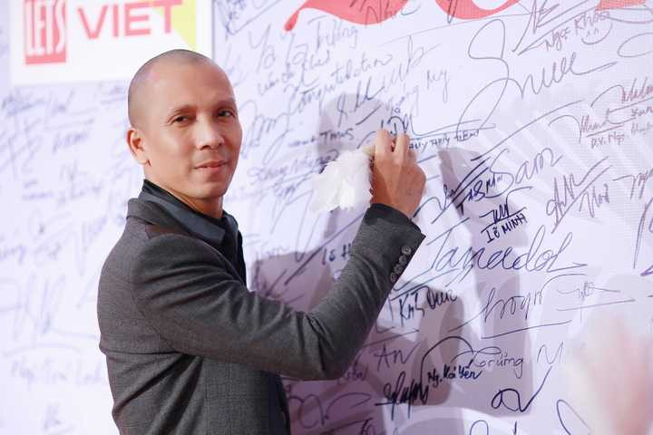 Nghệ sĩ kèn saxophone Minh Tâm Bùi tự tin trên thảm đỏ và kí tên lưu niệm tại chương trình