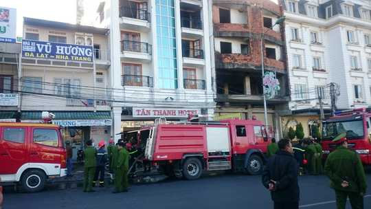 Khách sạn cháy ngùn ngụt vào sáng sớm, du khách hoảng loạn tháo chạy