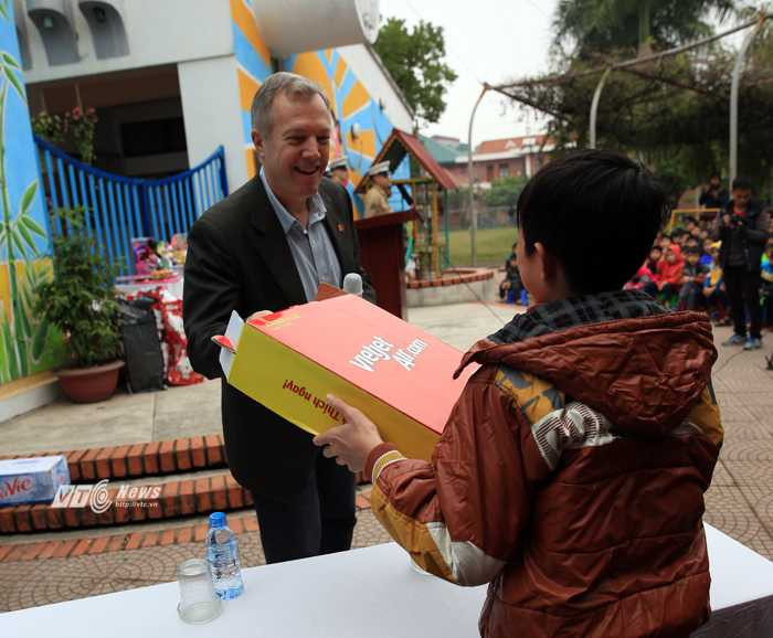 Đại sứ Ted Osius tặng quà cho một em bé trong làng SOS - Ảnh: Phạm Thành