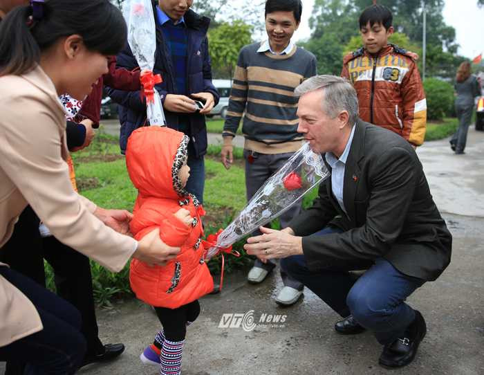 Các cháu bé làng SOS tặng hoa đại sứ Ted Osius - Ảnh: Phạm Thành