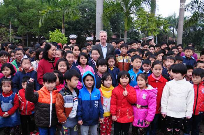 Đại sứ chụp ảnh lưu niệm cùng các trẻ em làng SOS - Ảnh: Tùng Đinh