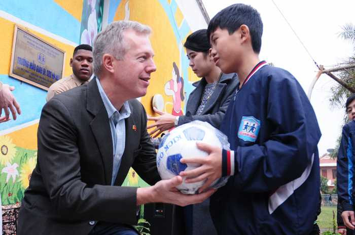 Đại sứ Ted Osius tặng đồ chơi cho các em - Ảnh: Tùng Đinh