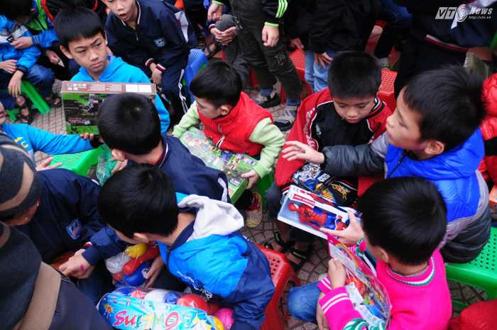 Các bé trai hào hứng với đồ chơi mới - Ảnh: Tùng Đinh