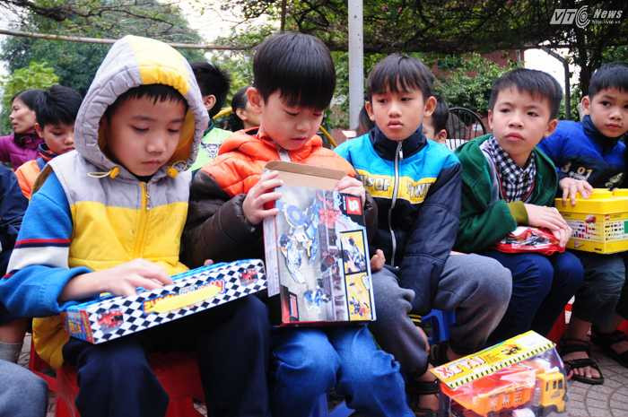 Các bé loay hoay với đồ chơi mới - Ảnh: Tùng Đinh