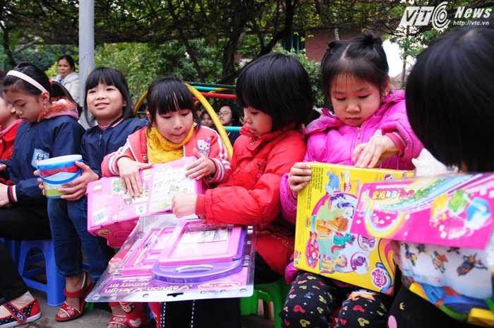 Các bé gái cũng rất vui khi có đồ chơi mới - Ảnh: Tùng Đinh