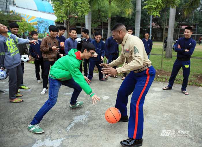 Các binh sỹ Lính thủy đánh bộ Mỹ chơi bóng cùng các em trong làng SOS sau khi phát quà - Ảnh: Tùng Đinh