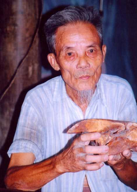 Ông Nguyễn Văn Ao và chiếc sọ của một con rùa khổng lồ mà ông từng săn được. 