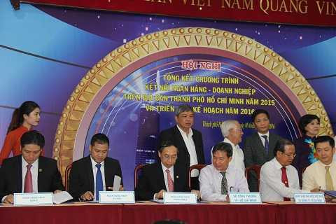 Ông Đặng Bảo Khánh – Tổng giám đốc SeABank (thứ 3 từ trái sang) ký cam kết dành 5.000 tỷ đồng hỗ trợ vốn cho DN khu vực TP.HCM tại Hội nghị tổng kết chương trình kết nối Ngân hàng – Doanh nghiệp.