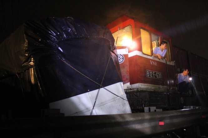 Khung và thùng xe dính vào đầu tàu