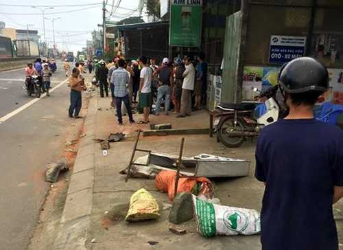 Xe điên bất ngờ lao lên lề đường, tông hàng loạt người và đồ đạc. Ảnh. A.P