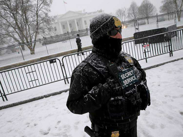 Mật vụ Mỹ đội tuyết làm nhiệm vụ canh gác bên ngoài Nhà Trắng