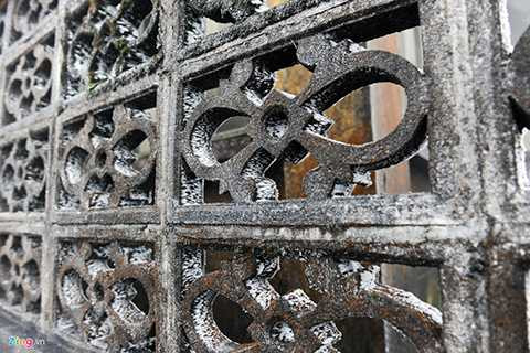 Các bức tường cũng được phủ lớp băng mỏng.