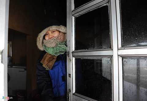 Người dân phải đóng kín cửa để tránh không khí lạnh tràn vào.