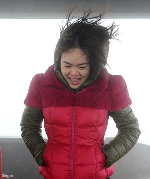 Trong khi đó, các du khách đi săn tuyết lại thích thú trong cái lạnh dưới 0 độ C.