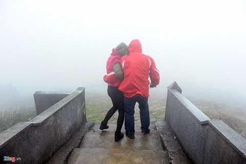 Gió mạnh (60 km/h) nên nhiều người phải dìu nhau để khỏi ngã.