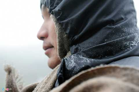 Chỉ cần đứng ngoài trời 15 phút, quần áo của du khách đã bám đầy băng.