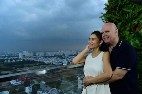 Thu Minh và chồng Tây hạnh phúc viên mãn sau khi có con trai đầu lòng.