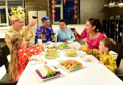 Thu Minh và chồng Tây tỷ phú hạnh phúc trong hình ảnh mang không khí Tết. 