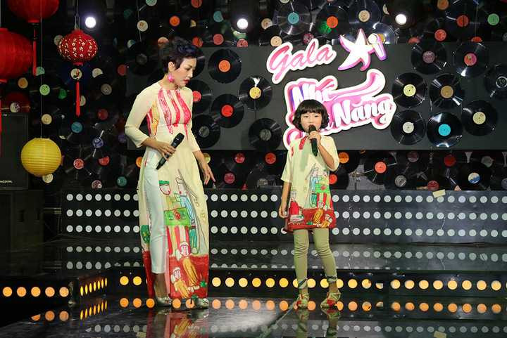 Xuất hiện trong buổi ghi hình, hai mẹ con ca sĩ Thái Thùy Linh chọn chiếc áo dài cách tân với họa tiết đặc trưng của ngày Tết như thầy đồ, áo the, câu đối đỏ,… để thể hiện ca khúc ‘Tết xuân’, một nhạc phẩm đầy ý nghĩa của nhạc sĩ Hồ Hoài Anh. 