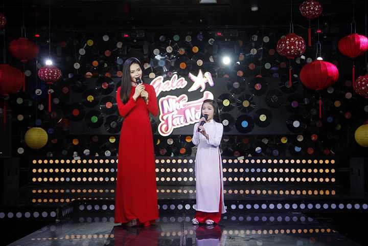 Ca sĩ Lương Nguyệt Anh song ca với á quân Young Hit Young Beat Nhí Tài Năng Võ Hương Giang. Hai người đã kết hợp hết sức nhuần nhuyễn, khiến phần biểu diễn liên khúc ‘Người ở đừng về - Nhớ đêm giã bạn’ trở nên trữ tình và sâu lắng hơn rất nhiều.