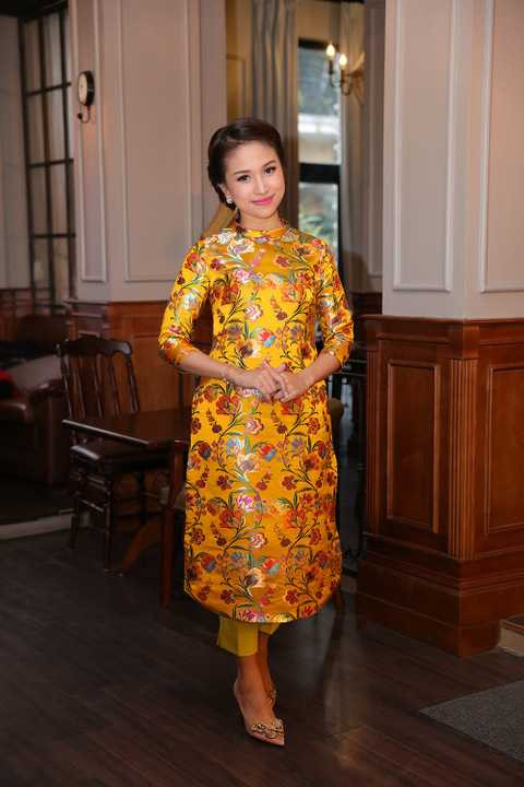 MC Vân Hugo đầy xinh đẹp trong bộ áo dài cách tân. Mặc dù chương trình ghi hình liên tục từ sáng tới tối nhưng MC Vân Hugo vẫn rất nhiệt tình và chuyên nghiệp. 