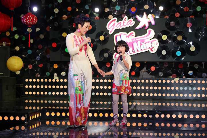 Đặc biệt, dù mới 6 tuổi nhưng bé Gạo Nếp (tên ở nhà của Thùy An) tỏ ra cực kỳ chuyên nghiệp khi cùng mẹ tham gia ghi hình chương trình Gala. Mặc dù lịch học dày đặc cho tới tận lúc ghi hình, nhưng khi vừa bước vào trường quay, Thùy An ngay lập tức lấy lại phong độ, vô cùng tự tin biểu diễn bên mẹ. 