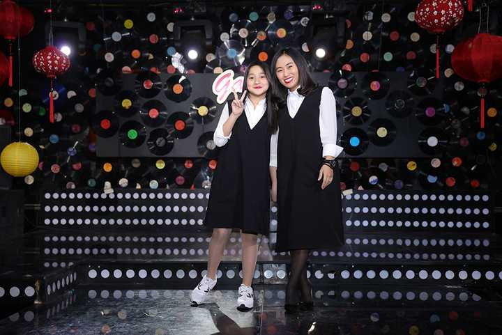 Ca sĩ Nhật Thu cũng xuất hiện trong chương trình Gala cùng cô em gái đáng yêu Nhật Anh. Không ít khán giả tỏ ra vô cùng bất ngờ khi biết Nhật Thu có một cô em gái ruột kém mình tới 8 tuổi, bởi rất hiếm khi Nhật Thu đưa Nhật Anh lên sân khấu. 