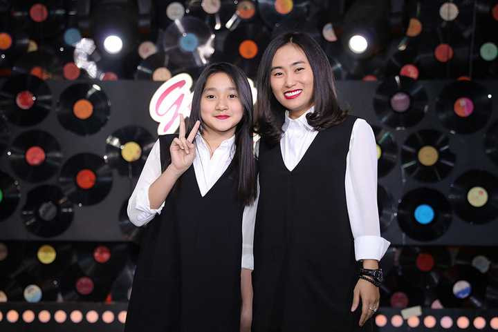 Không ngoa khi gọi Nhật Anh là một hot girl nhí bởi cô bé được trời phú khuôn mặt rất ấn tượng với những đường nét thanh thoát, hiền hòa, rất ăn hình. Tuy nhiên, khác với chị gái, Nhật Anh khá rụt rè, cô bé thường ‘bám đuôi’ chị mình hoặc lặng lẽ đứng một chỗ chờ cô chị nổi tiếng xong việc. 