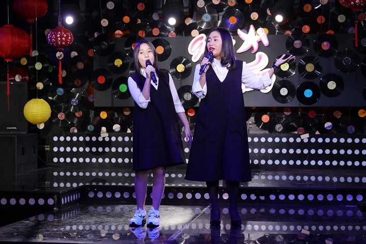 Trong quá trình ghi hình Gala, cặp đôi chị em nổi tiếng này không khỏi khiến người khác ghen tị bởi sự quan tâm, chăm chút cùng những giây phút cực tình cảm mà hai chị em dành cho nhau. 