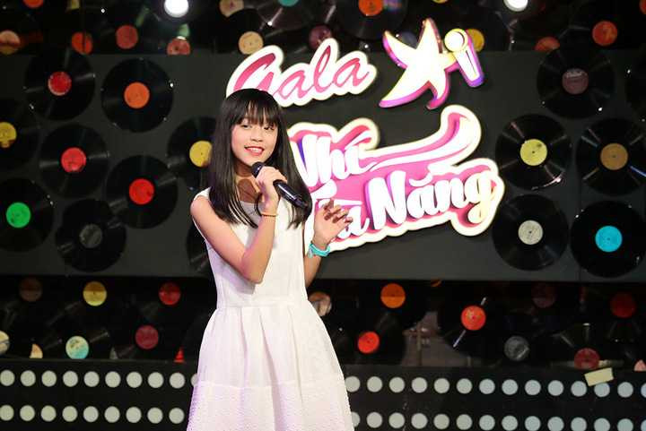 Bước ra từ Nhí tài năng mùa thứ hai, quán quân Nguyễn Mai Thùy Anh được khán giả biết đến là một cô bé có chất giọng cao vút, trong sáng, rất phù hợp khi thể hiện các bài hát nhẹ, tình cảm. Thùy Anh đã một lần nữa khéo léo khoe được giọng ca trời phú của mình qua sáng tác trữ tình của nhạc sĩ Dương Thụ - ca khúc ‘Bài hát ru mùa xuân’.