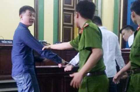 Lâm phản ứng quyết liệt sau khi bị đề nghị tử hình tại phiên tòa hồi tháng 8/2015. Ảnh: PL TP HCM. 
