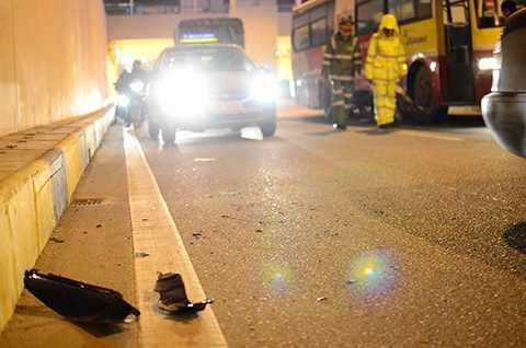 Tại hiện trường, nhiều mảnh vỡ nằm vương vãi khắp nơi trong hầm Tại hiện trường, nhiều mảnh vỡ nằm vương vãi khắp nơi trong hầm