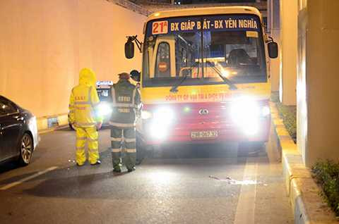 Lực lượng chức năng có mặt tại hiện trường điều tra làm rõ nguyên nhân vụ tai nạn Lực lượng chức năng có mặt tại hiện trường điều tra làm rõ nguyên nhân vụ tai nạn