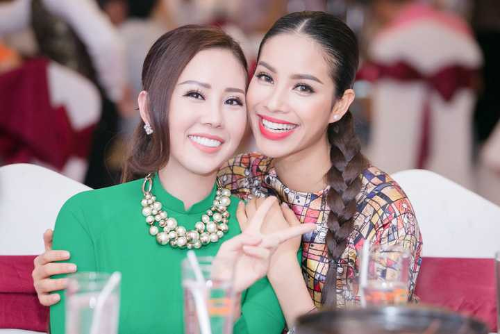 Trong đêm đấu giá tối qua, Phạm Hương cho biết bức ảnh này là một kỉ niệm đẹp của cuộc đời cô. Nó đánh dấu cộc mốc dự thi Hoa hậu Hoàn vũ 2015 và kết bạn với 80 người đẹp tại cuộc thi. Cho nên, về ý nghĩa tinh thần đây là món quà mà Phạm Hương rất quý nên đã quyết định mang đấu giá để gây quỹ từ thiện.