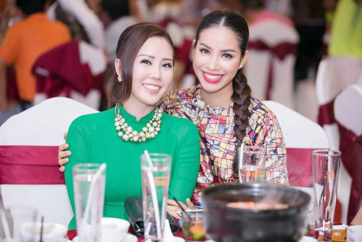 Hoa hậu Thu Hoài đã không ngần ngại đưa ra mức giá 120 triệu đồng để sở hữu bức ảnh này. Được biết, có hai căn nhà tình thương sẽ được xây dựng từ số tiền đấu giá bức ảnh 80 thí sinh Hoàn vũ của Phạm Hương.