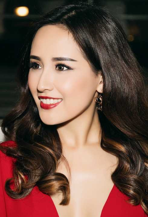 Mai Phương Thuý khác lạ với kiểu make-up khá đậm.