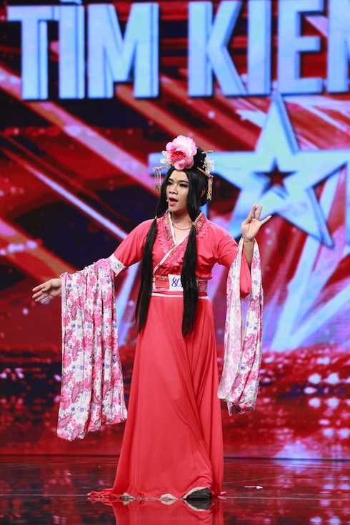 Trần Nguyễn Huy giả gái.