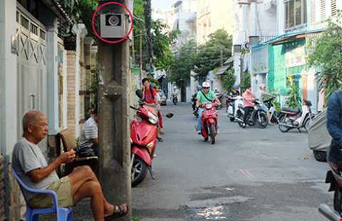 Một camera được gắn tầm thấp ở hẻm đường Lê Văn Sỹ theo dõi an ninh. Ảnh: VIỆT HOA Một camera được gắn tầm thấp ở hẻm đường Lê Văn Sỹ theo dõi an ninh. Ảnh: VIỆT HOA