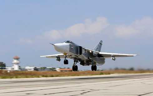 Máy bay Su-24M của Nga cất cánh từ căn cứ quân sự ở Hmeimim, Syria Máy bay Su-24M của Nga cất cánh từ căn cứ quân sự ở Hmeimim, Syria