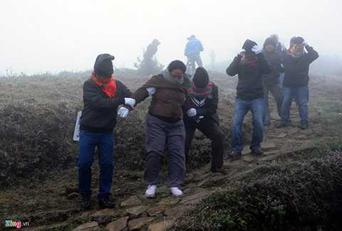 Gió trên đỉnh Mẫu Sơn thổi mạnh nên rất khó đi lại. Một phụ nữ lớn tuổi phải nhờ 2 người dìu đi vì đường dốc rất trơn.