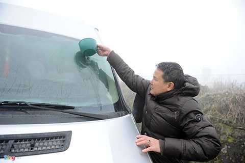 Tài xế này phải đổ nước sôi lên kính để làm tan lớp băng.