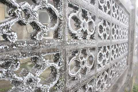 Băng bám trên lan can các khu nhà ở Mẫu Sơn. (Ảnh: Hồng Vân/VNE)