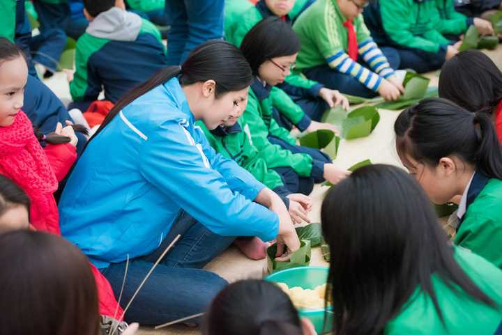 Họ đã cùng nhau gói 1000 chiếc bánh chưng và chuẩn bị nhiều phần quà để gửi tặng cho những trẻ em vùng cao Hà Giang với mong muốn phần nào đem đến một cái Tết đầy đủ và ấm áp sự yêu thương