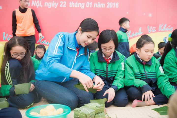 Cô hướng dẫn các e nhỏ gói bánh rất tỉ mỉ từ việc gấp lá, tạo khuôn, xếp gạo thịt và đỗ....